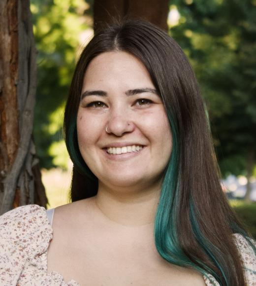A professional headshot photo of Kelly.